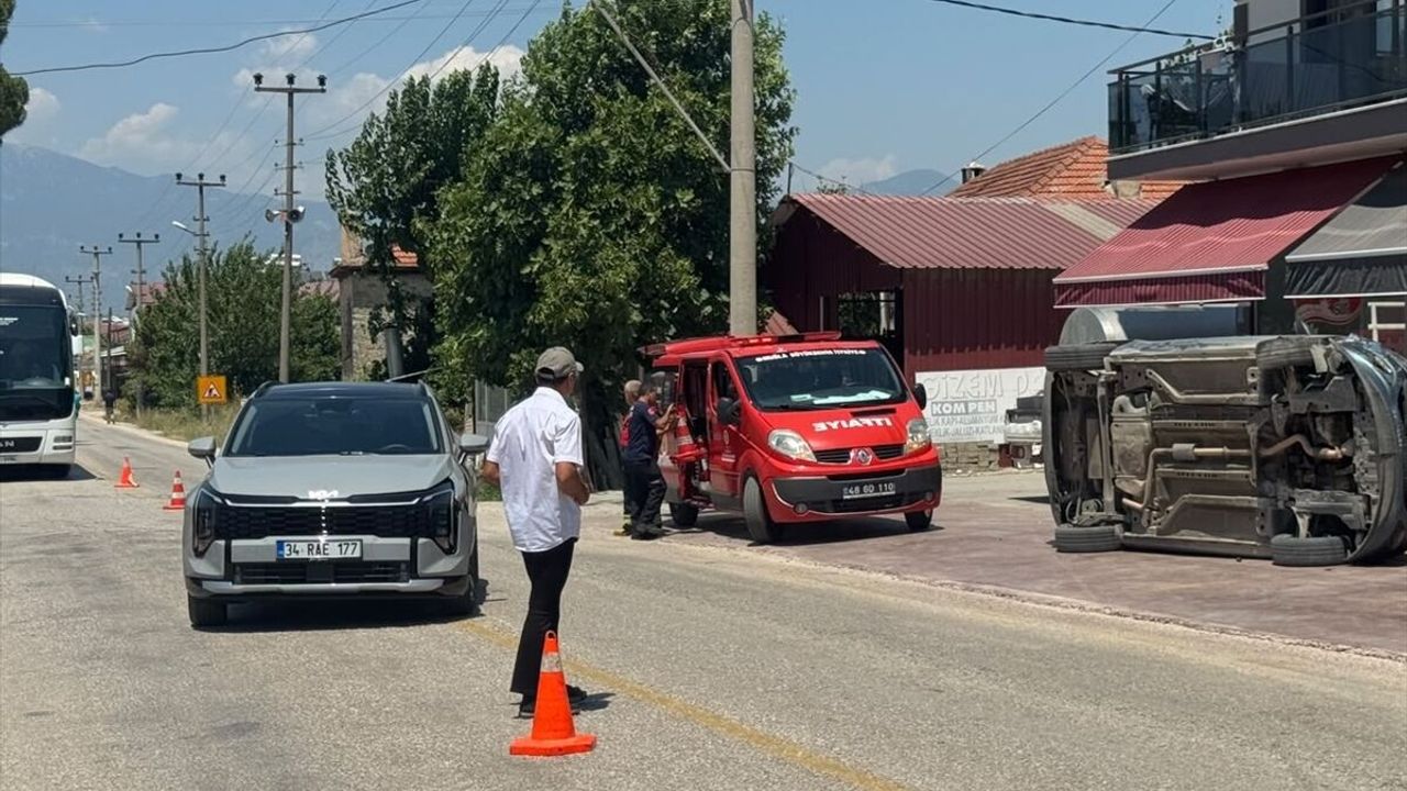 Muğla’da iki otomobilin çarpıştı: Otomobil iş yerinin önüne devrildi!